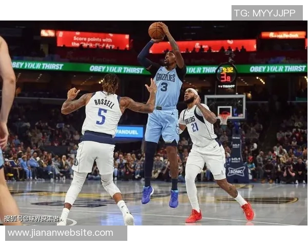 克莱回忆灰熊恶行22年季后赛致队友胳膊肘骨折的惨痛经历